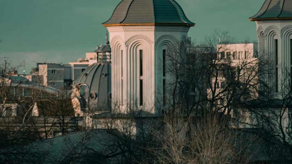 Practical guide for UK advertisers to locate and work with Israel Takatak creators, using platform analysis, trust tactics and campaign playbooks to drive global product awareness.