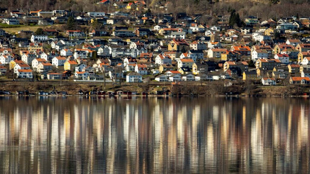 Practical guide for UK advertisers on locating and partnering with Vietnam Viber creators for real-life event vlogs outreach, vetting, logistics and creative tips.