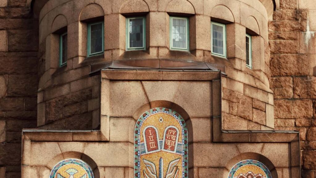 Practical playbook for UK creators who want Malaysian brands on Instagram to sponsor live game streams outreach, localisation, examples, and contracts.