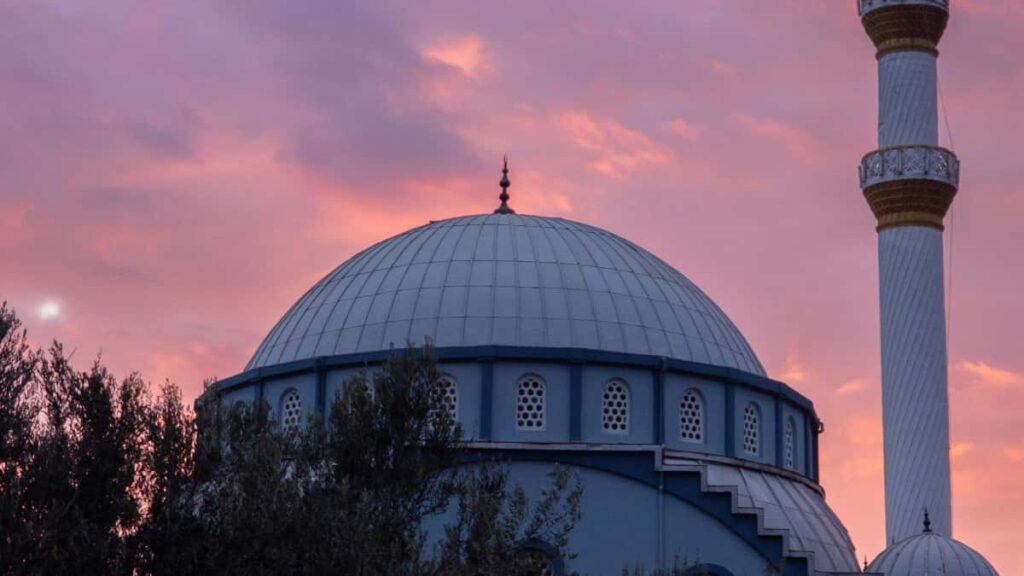 Practical, localised steps for UK creators to contact Estonian brands on Snapchat and close flatfee deals.