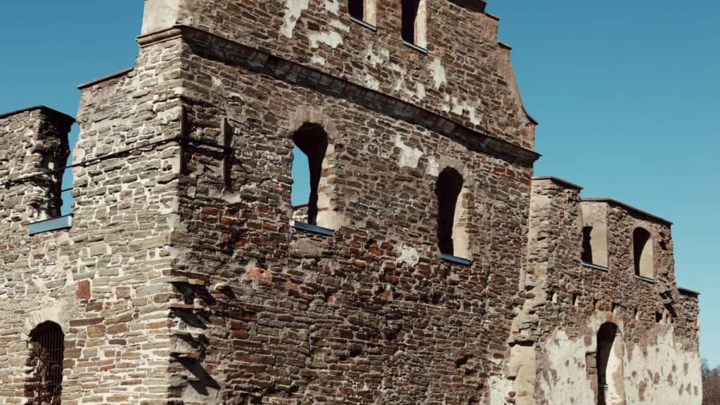 Practical guide for UK creators on finding and pitching Nigerian brands via Zalo to film behind-the-scenes content, with outreach scripts, safety tips and workflow.