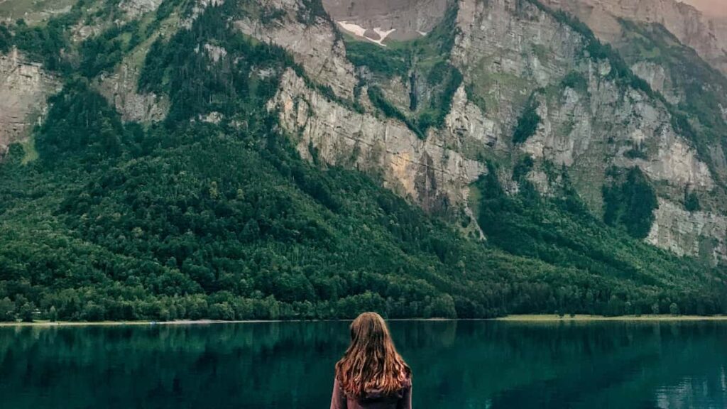 Practical guide for UK advertisers to find and collaborate with Oman-based creators tied to Netflix content and niche Arab audiences.