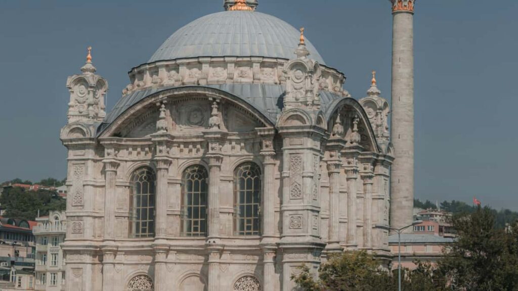 Practical guide for UK creators to contact Peru brands on ShareChat and promote limited-time discount codes, with outreach scripts, targeting tips and campaign do's and don'ts.