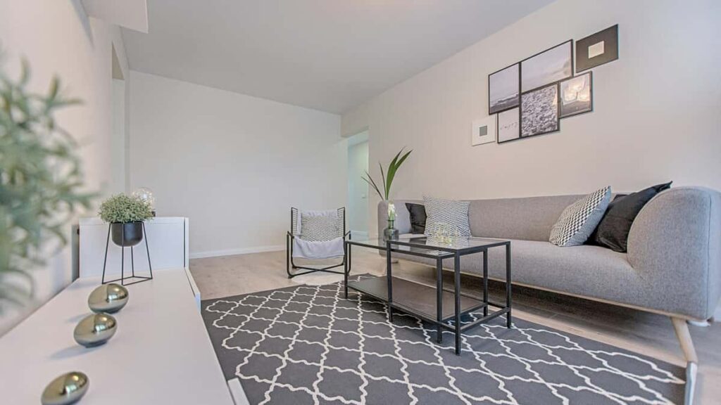 Practical guide for UK advertisers on locating Czech creators active on Bilibili to run cobranded product drops, with outreach tactics, compliance tips and campaign blueprints.