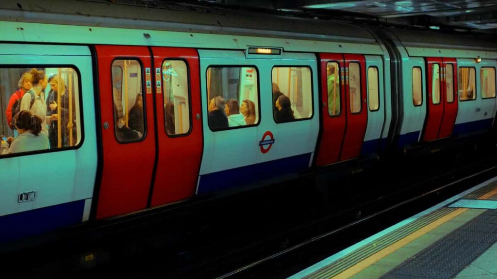 Practical, UK-focused guide to finding and pitching Oman brands on Clubhouse for music trend collaborations.