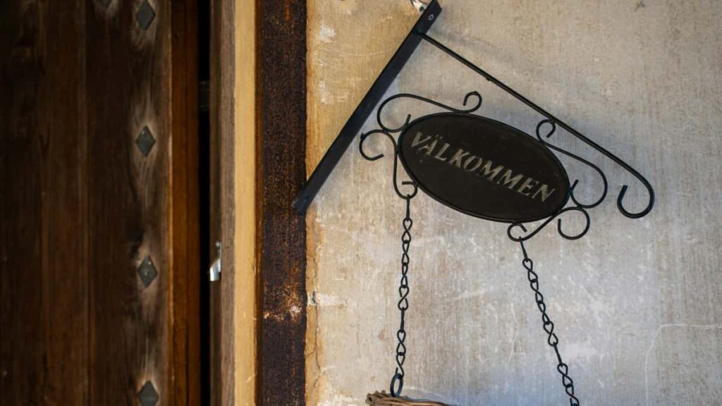 A practical UK creator's guide to finding, pitching and co-creating exclusive product bundles with South African brands via Reddit step-by-step, localised and risk-aware.