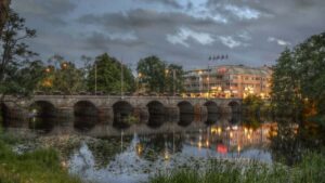 Practical guide for UK creators on finding, pitching and securing paid sponsorships with Singapore brands via Discord stepbystep, local tips and outreach scripts.