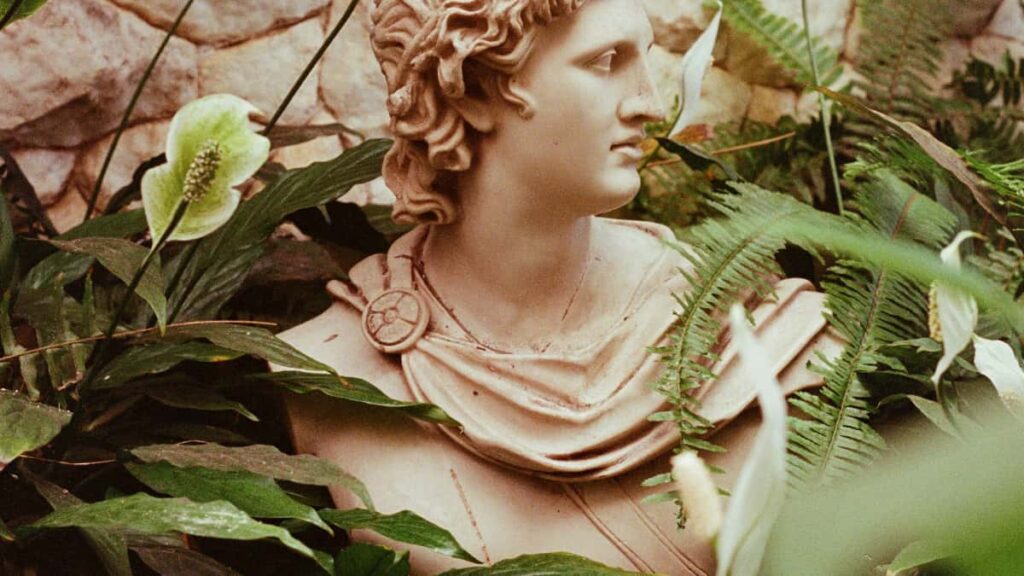 Practical guide for UK advertisers to locate Italian Netflix creators, book campaigns and run seasonal sales with insights from industry trends, creator discovery methods and negotiation tips.