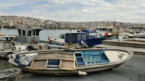 Practical guide for UK creators on contacting Panama brands via Instagram to share limited-time discount codes.